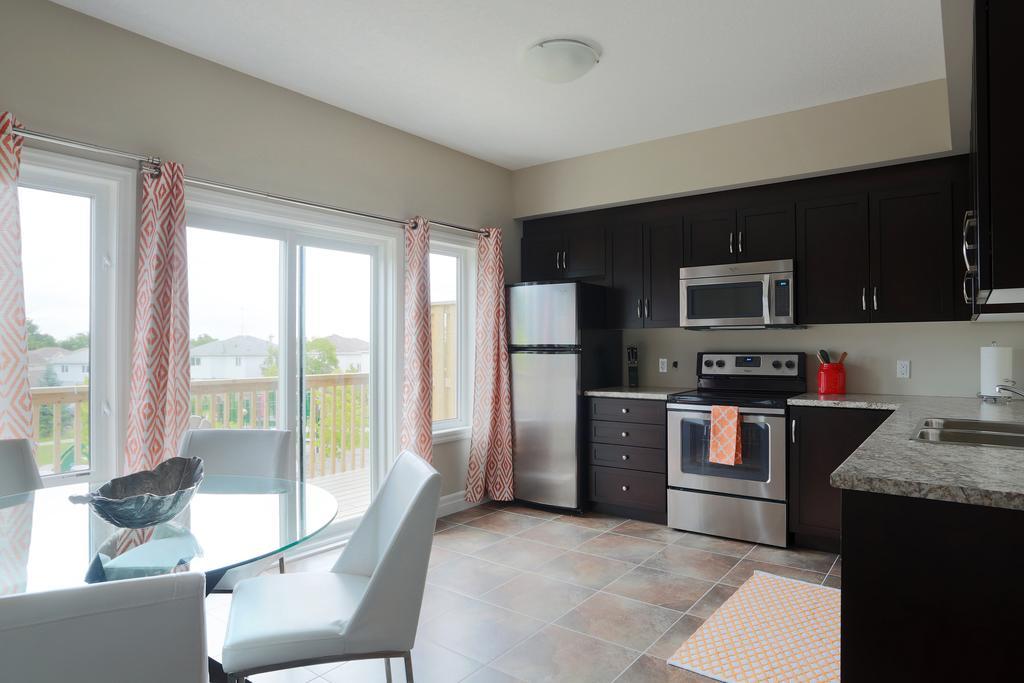 Boardwalk Homes - Executive Townhomes Kitchener Habitación foto